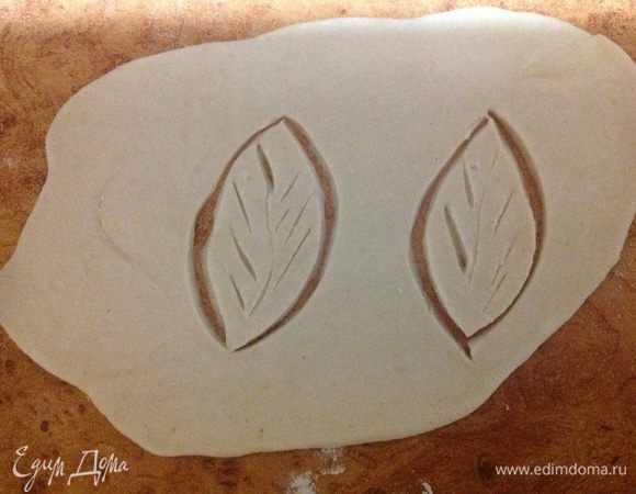 Из оставшегося теста вырезать 2 листика,и прикрепить их к шляпке.
