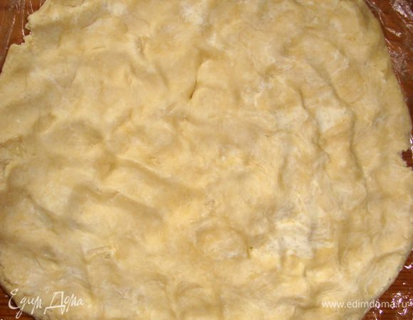 Тесто: холодное масло нарезать мелко, добвить муку, разрыхлитель, сахар, соль и перемешать рукой, раздавливая комочки. Добавить яйца, перемешать до однородной массы, получится довольно плотный ком теста. Завернуть тесто в пленку и убрать в холодильник примерно на 30-40 мин. Потом раздавить (размять) кулаками прямо на пленке, до размера формы.