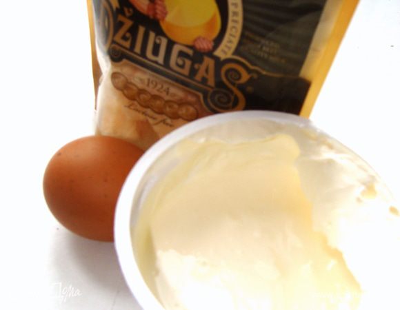 Начинка: лисички обжарить до готовности на сливочном масле, посолить, добавить смесь перцев, смолотую через мельничку-перечницу) Сыр Джюгас, у меня был кусочками, измельчить на терке. Сметану взбить с яйцом, смешать с сыром, потом с еще теплыми лисичками. 