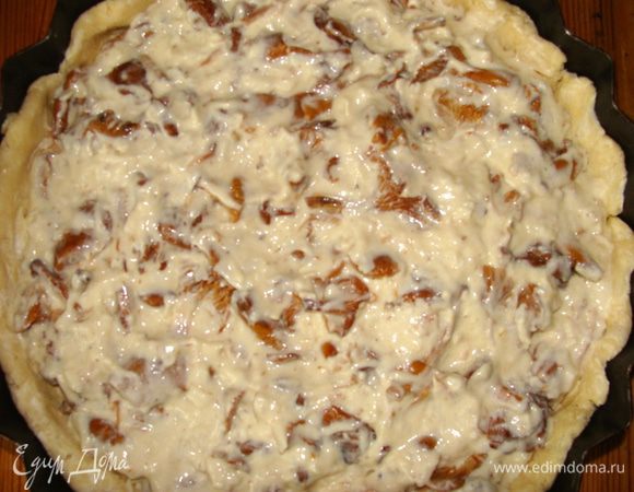 Начинку выложить на тесто, ровно распределить. Запекать до золотистого цвета при 180-200*С.