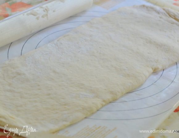 Раскатать тесто можно разрезав на две половины или, если желаем потолще, оставить одним полотном. Но прямоугольной фигурой как на снимке.