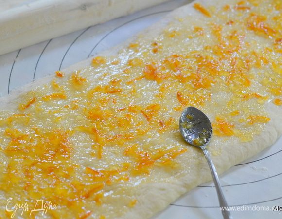 Смажем сверху апельсиновым джемом.
(Принцип приготовления идет такой же, как в булочках с корицей.)