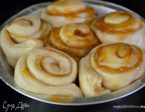 Затем выкладываем аккуратно сливочное масло и посыпаем сверху коричневым сахаром, солим. Свернем все рулетом аккуратно. Разрежем ножом на одинаковые размеры. Выложим в приготовленные формы. Поставить на 20 мин. на расстойку в место без сквозняка.
Если тесто расползается, то каждый  ролл можно еще раз свернуть повторно поплотней.