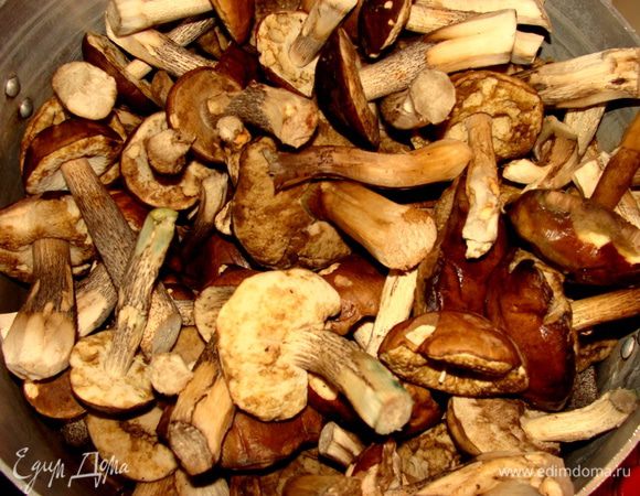 Грибы перебрать,очистить, порезать некрупными кусочками и обжарить на раст. масле.
Морковь помыть,обсушить, запечь в духовке до готовности, накрыв фольгой. Остудить,почистить.
Лук почисть, порезать и обжарить до золотистого состояния. Размер не принципиален.
