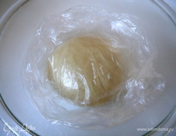 Замесить мягкое тесто, накрыть пленкой, оставить на 20 минут "отдохнуть".
