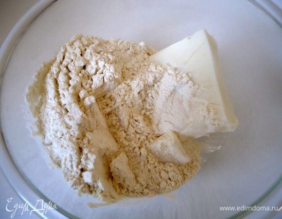 Для теста №2 смешать жир и муку в одной чаше. 