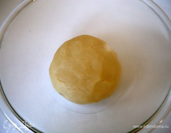  и вымесить тесто. Оно будет мягким и жирным на ощупь.