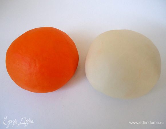 Тесто №1 разделить на две равные части. В одну часть добавить краситель. 
