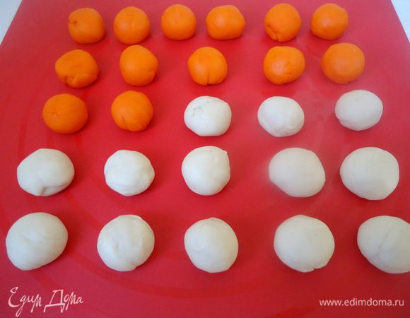 Белое и цветное тесто разделить на маленькие кусочки, равные по количеству. 
