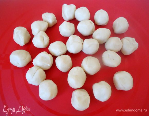 Тесто №2 разделить на такое же количество колобков, равное белому и цветному тесту.