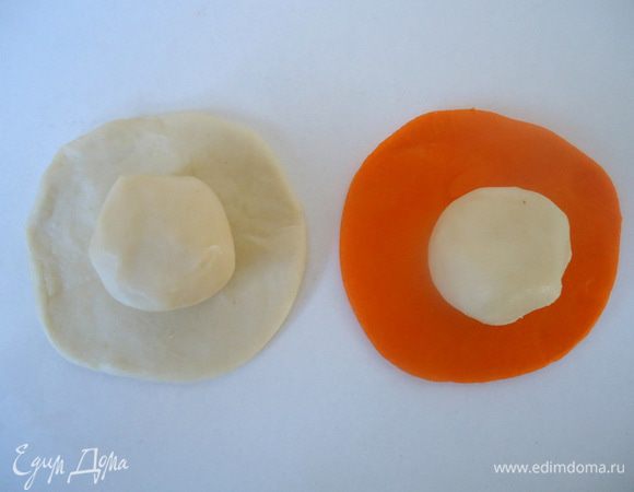 Из белого и цветного теста №1 раскатать круглые лепешки, на них положить по кусочку теста №2. 