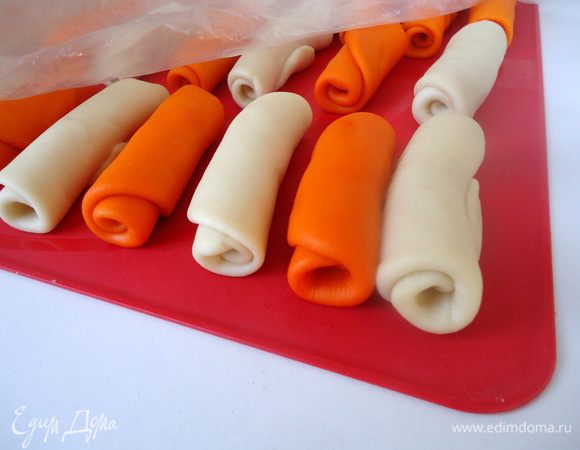 Свернуть в рулеты и оставить их "отдохнуть" на 20 минут, прикрыв пленкой, что бы ни  заветрелись.