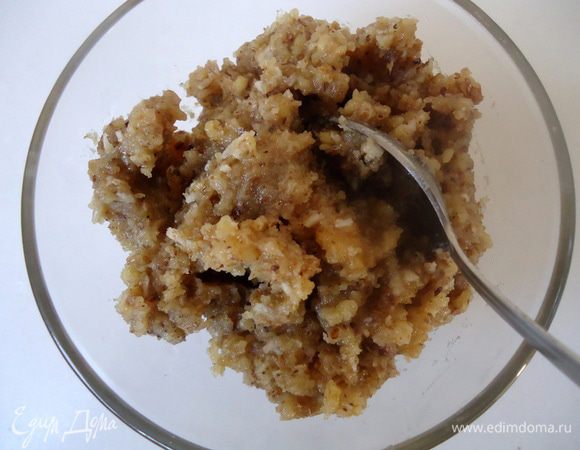 Тем временем, приготовить начинку для пирожного: грецкий орех  растолочь, добавить к нему сахарную пудру, яичный белок и корицу. Все ингредиенты смешать до однородности.