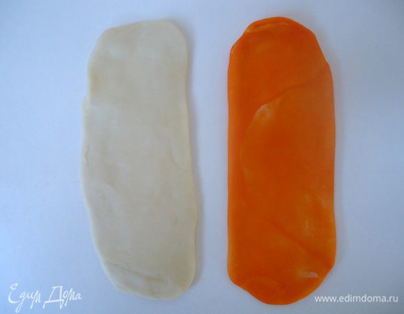 Через 20 минут, рулеты раскатать в продолговатые лепешки.
