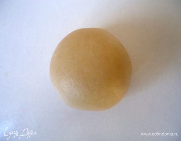 Сформовать шарики перевернуть его швом вниз.