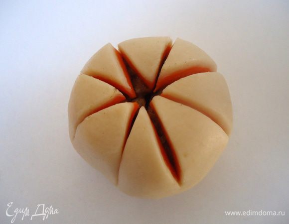 Сделать крестообразные надрезы острым ножом, прорезая все слои 
теста. Таким образом подготовить изделия к выпечке. 