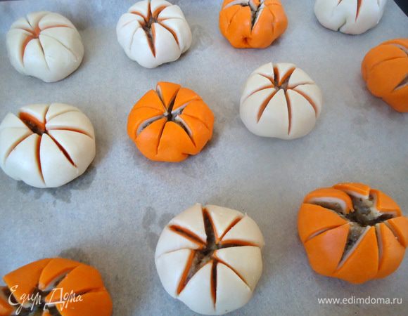 Выложить пирожные на противень, застеленный пекарской бумагой. Выпекать пирожные в заранее разогретой духовке при температуре 180*, примерно 25-30 минут. 