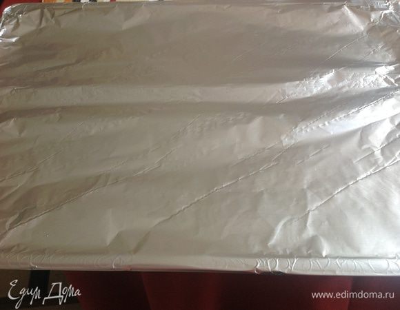 Затянуть противень алюминиевой бумагой и поставить в духовку, предварительно разогретую до 200 гр на 20 минут.