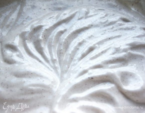 Приготовить начинку: взбить белок в крутую пену, затем, продолжая взбивать, всыпать сахар и корицу.