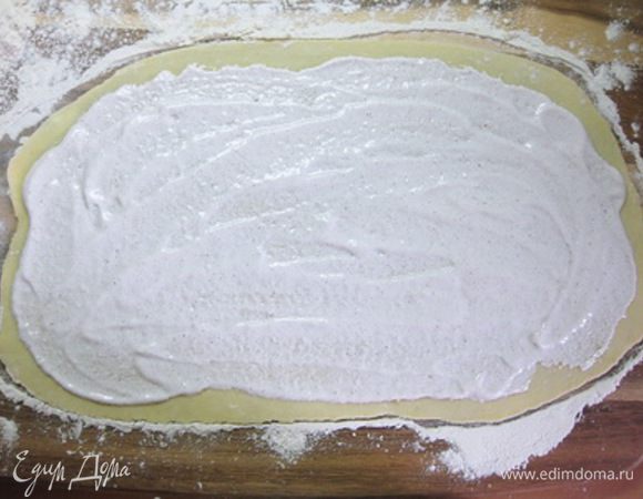 Раскатать каждую часть теста как можно тоньше в прямоугольник, намазать начинкой (2 ст.ложки на 1 часть), 