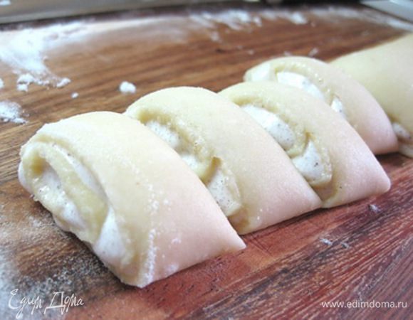  Рулет нарезать кружочками (толщиной около 1-1,5 см), мокнуть одной стороной в муку и этой же стороной положить на лист.