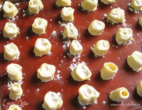 Выкладывать розочки на противень на расстоянии 2 см друг от друга. Выпекать в разогретой до 200оС духовке 15-20 минут.