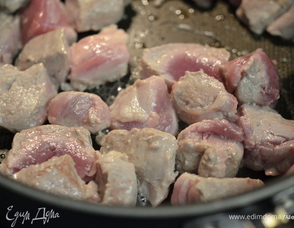 На сковороде растопить 1 стол.л слив.масла. Обжаривать свинину, порезанную кусочками 4 мин. Снять с огня. Переложить на тарелку.
