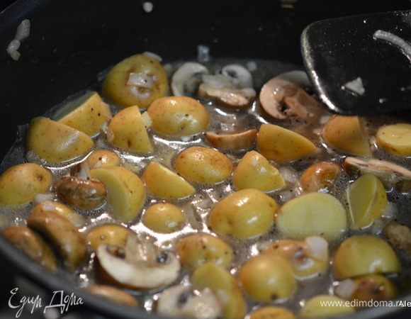 На эту же сковороду выложить 1 стол.л сливочное масла, затем грибы, крупные порезать. Жарить до полу готовности. Добавим порубленный чеснок. Готовим 1 мин. Добавим картофель мелкий, порезанный пополам , бульон, вуштер соус , соль и перец. Готовим до кипения. Огонь убавить и закрыть крышкой , тушим 15 мин.