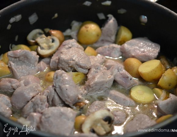 Вернем свинину, готовим до ее готовности. Затем смешать муку с холодным бульоном. Добавить в сковороду. Перемешать. Как загустеет соус снять с огня и подаем к столу, посыпав зеленью по желанию.