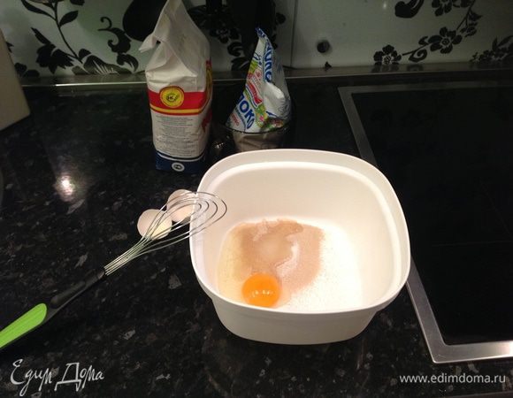 Смешиваем дрожжи с 1 ч.л. сахара. Добавляем яйцо и теплое молоко, ставим в теплое место.