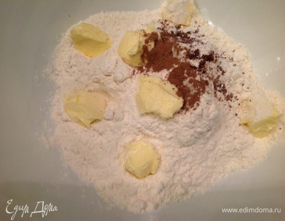 Растираем 1/2 сливочного масла с мукой, солью и пряностями, затем добавляем 1/2 часть сахара.