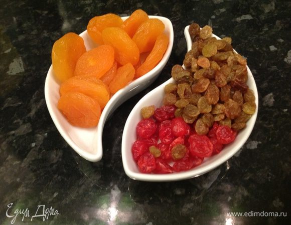 Подготавливаем наши фруктики-сухофруктики, тщательно моем и высушиваем салфеткой.
Тем временем, пока тесто подходит, разогреваем эл. духовку до 200С, газовую до 180C