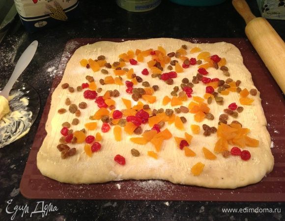 Посыпаем остатком сахара и выкладываем наши измельченные сухофрукты.