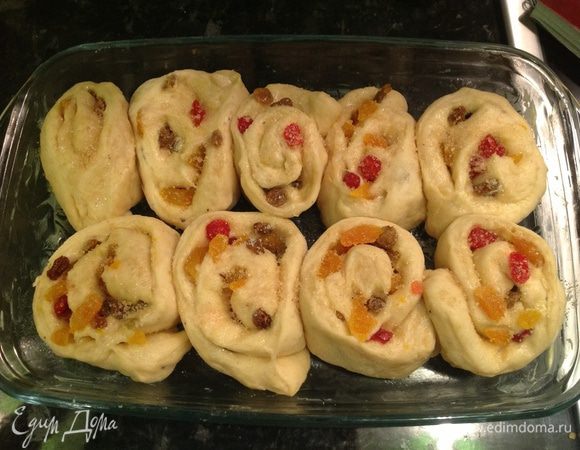 Разрезаем рулетик на 9 равных частей и выкладываем на смазанный маслом противень. Сверху посыпаем тростниковым сахаром. Дать постоять тесту минут 15, затем выпекаем в духовке 20-25 мин.