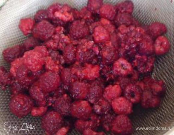 Нагреть духовку до 200 градусов.
Займемся желе. Малину протереть ч/з сито. Предупреждаю, что в этом случае идет большой расход малины. Из 1 кг малины получается примерно 3 стакана сока (это при том, что я малину из сита дополнительно продавливаю ч/з двойной слой марли). Поэтому, если вы не критичны к «косточкам» малины в желе – лучше ее просто пюрировать (тогда будет достаточно 300-400 г).