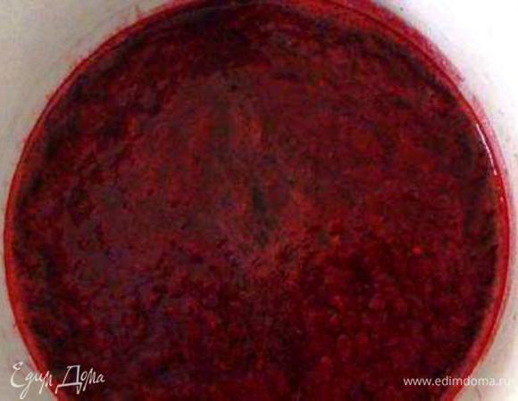 С желатином работаем согласно указаниям на упаковке.
У меня быстрорастроримый - я нагрела полученный сок с сахаром в кастрюльке на плите, не доводя до кипения, всыпала тонкой струйкой желатин и, постоянно помешивая, растворила его.