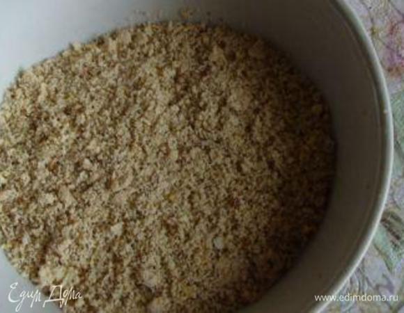 Измельчить миндаль (можно не слишком мелко - очень вкусно, когда в бисквите попадаются кусочки миндаля).