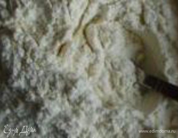 Смешать муку с разрыхлителем.