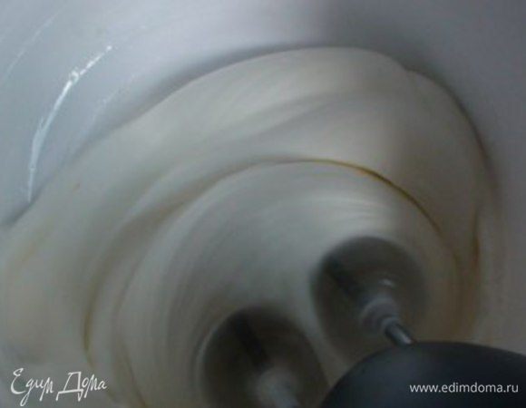 В этом торте бисквит не должен быть высоким, потому как он играет в нем второстепенную роль - служит подушкой для желе и крем-мусса (врядли бы вы добивались высокого бисквита в "Птичьем молоке", например). Но если вы все-таки хотите, чтобы бисквит был выше, возьмите все 5 белков (3 из ингредиентов для бисквита + 2 из яиц для крема - там они нам не понадобятся).
Взбиваем белки (у меня 3) с щепоткой соли в крепкую пену.
Затем, не прекращая взбивать, постепенно вводим сахар и взбиваем до устойчивых пиков. По одному (не прекращая взбивать) добавляем желтки.