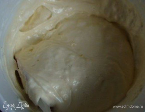 На яичную массу высыпаем цедру лимона, просеиваем муку с разрыхлителем и аккуратно (но бысто) перемешиваем складывающими движениями.