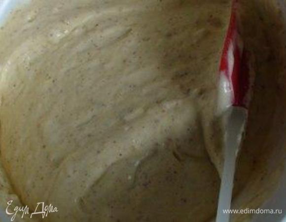 Тонкой струйкой вводя оливковое масло, аккуратно перемешиваем.