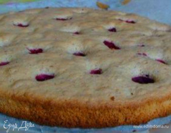 Тесто выложить в застеленную пергаментом форму, сверху высыпать раскрошенные ягоды малины и отправить в духовку примерно на 25 мин. Проверить на сухую палочку. Дать бисквиту остыть в духовке.
После достаем и по желанию (в оригинальном рецепте этого нет) пропитываем сахарным сиропом (100 мл воды, вскипяченной со 100 г сахара) + 2 ст.л. светлого рома  или водки.