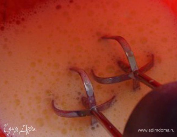 Желтки взбить с сахаром, влить молочно-сливочную смесь и снова взбить.