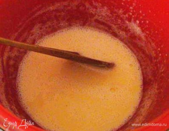 Нагревать яично-молочную смесь на водяной бане. Как только начнет густеть (минут ч/з 10-15), снять с бани (баню не выключаем – она скоро пригодится), добавить шоколад и быстро перемешать.