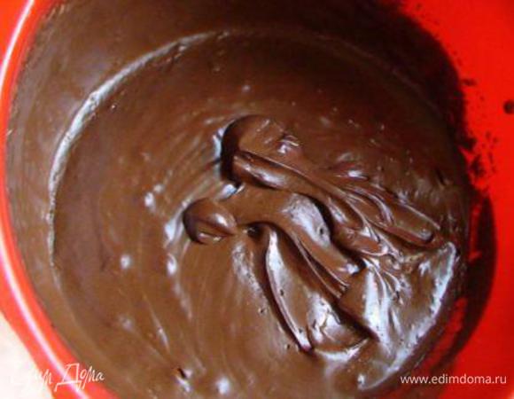 Остальные сливки взбить, добавить еще теплую шоколадную массу и снова взбить.