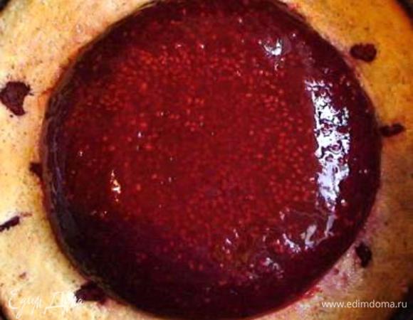 Вокруг бисквитного коржа поставить бортик формы.
Достаем наше желе из морозильника (к этому времени оно уже должно застыть - проверяем). Чтобы вытащить желе, проводим тонким ножом вдоль его края, помещаем тарелку на водяную баню на 1-2 мин. - не больше (а баня снова скоро пригодится) и быстро переворачиваем на корж.