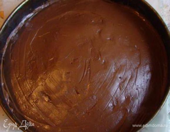 Сверху распределяем шоколадный мусс. Он на этот момент может быть уже густым (как у меня) или жиже, если у вас сливки будут менее жирными - это не важно. Если вы используете качественный шоколад с высоким процентом (обязательно!!!)- он все равно застынет. Отправляем в холодильник до загустения мусса.