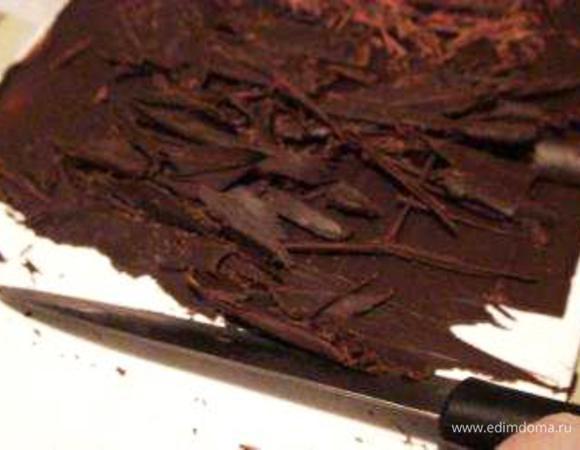 Для шоколадной стружки на водяной бане растопить плитку шоколада и распределить его тонким слоем на плоской поверхности (например, обратной стороне стекляной досточки). Отправить в холодильник для застывания. Чем сильнее застынет шоколад - тем стружка будет тоньше, чем меньше - тем жирнее. Затем достать и с помощью ножа приготовить шоколадную стружку.