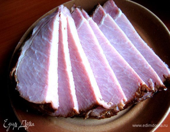 Ветчину очистить от жилок и кожицы, если она жёсткая.