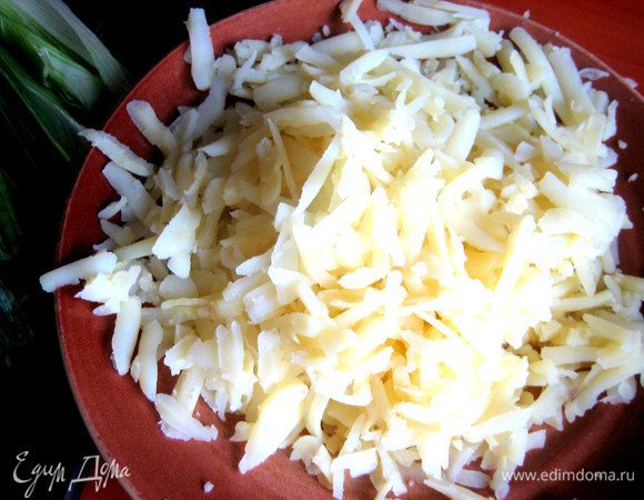 Картофель натереть на крупной тёрке.